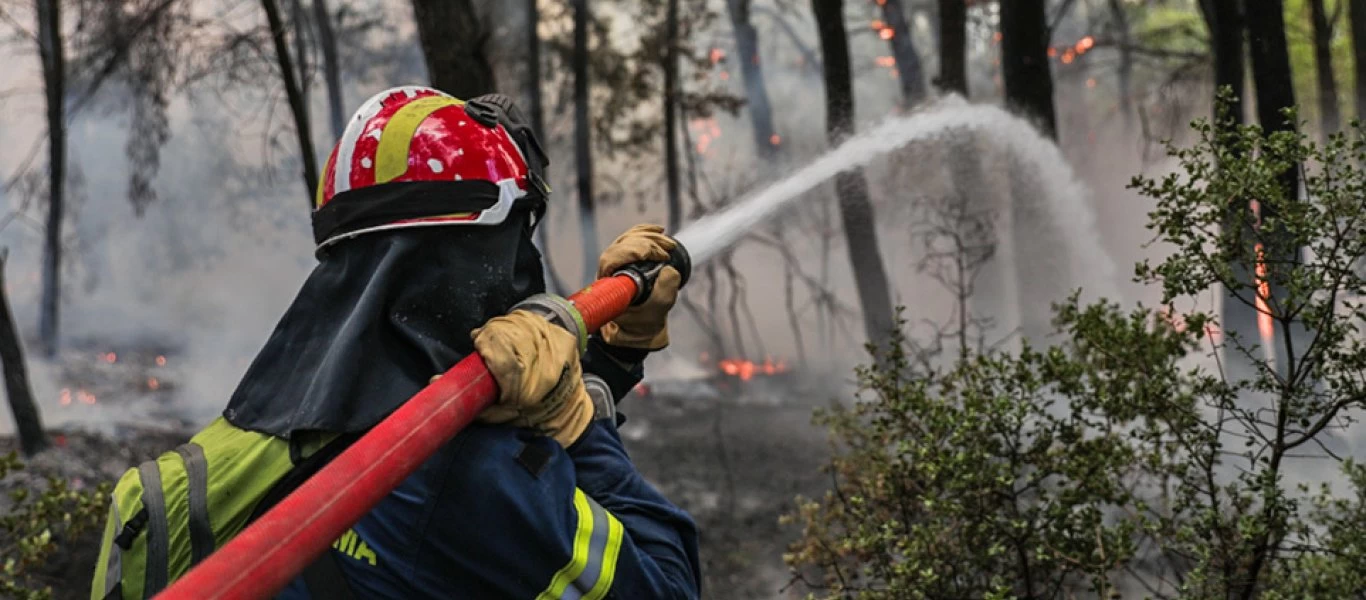 Στη «μάχη» για την κατάσβεση των πυρκαγιών εθελοντής πυροσβέστης που ήρθε για διακοπές από το Λονδίνο